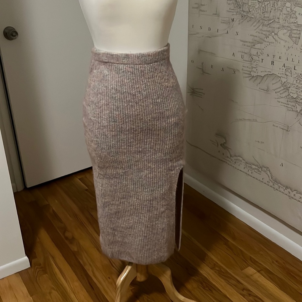 Stretchy knitted skirt with slit.